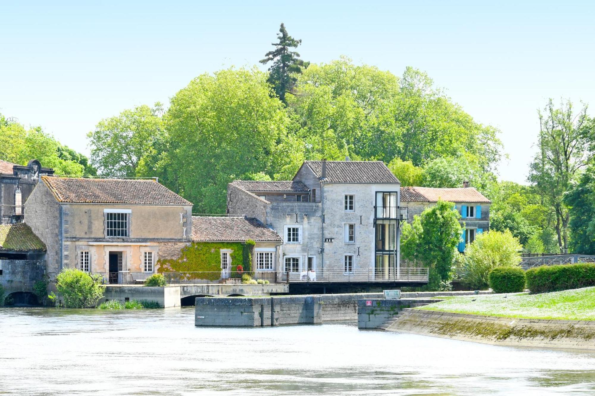 Quai 3 Loft Moderne Et Lumineux Les Pieds Dans L'Eau Lejlighed Jarnac Eksteriør billede
